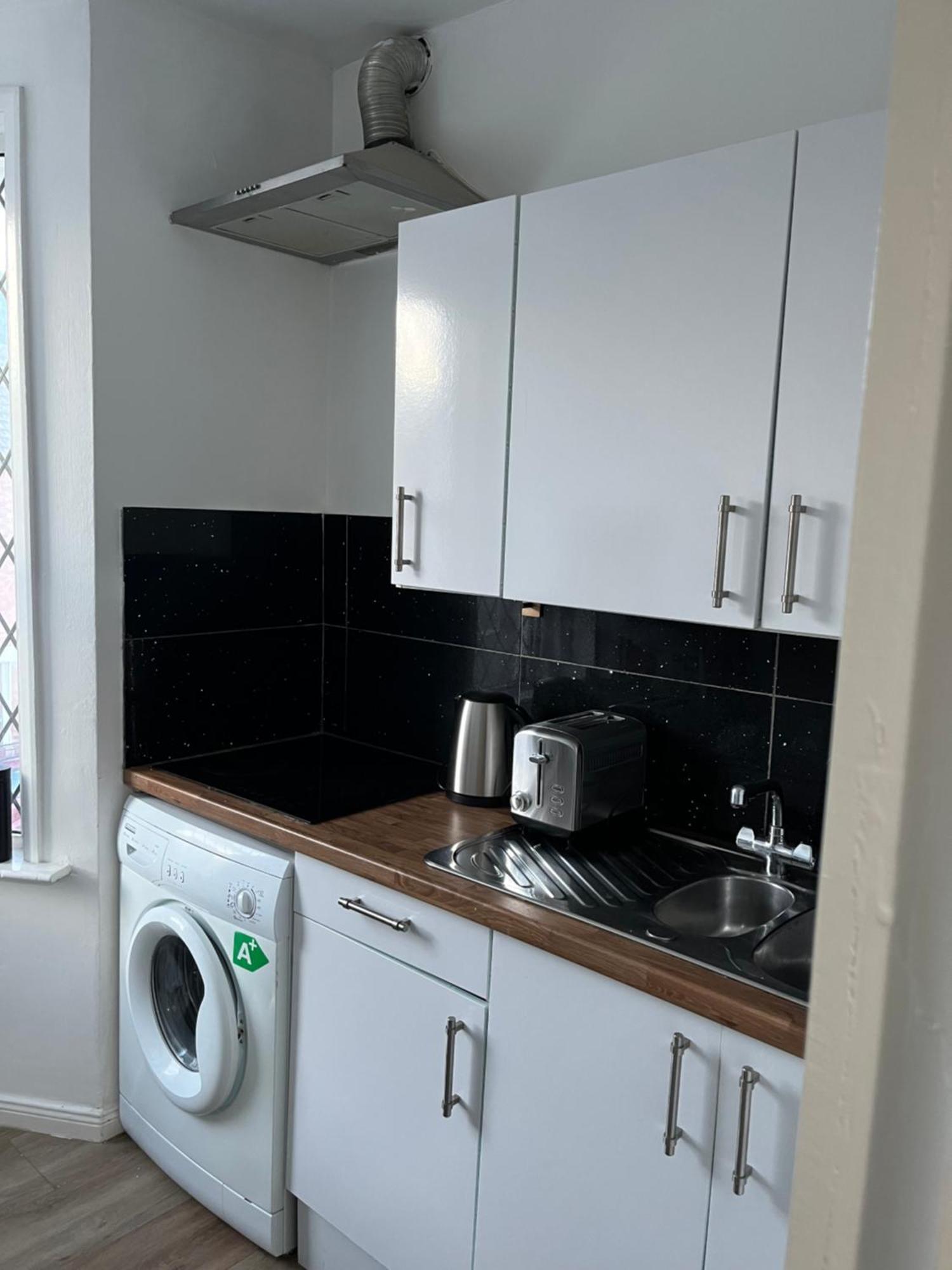 Stylish And Spacious Wi-Fi Smart Tv Tea And Coffee Kettering Esterno foto